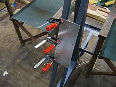 Rear seat plate clamped to mast braces